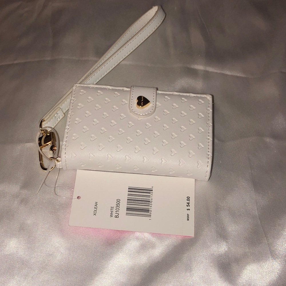 Betsey Johnson XOLEAH White Card Case Wallet Embossed Heart Pattern + Strap NWT - Picture 2 of 16